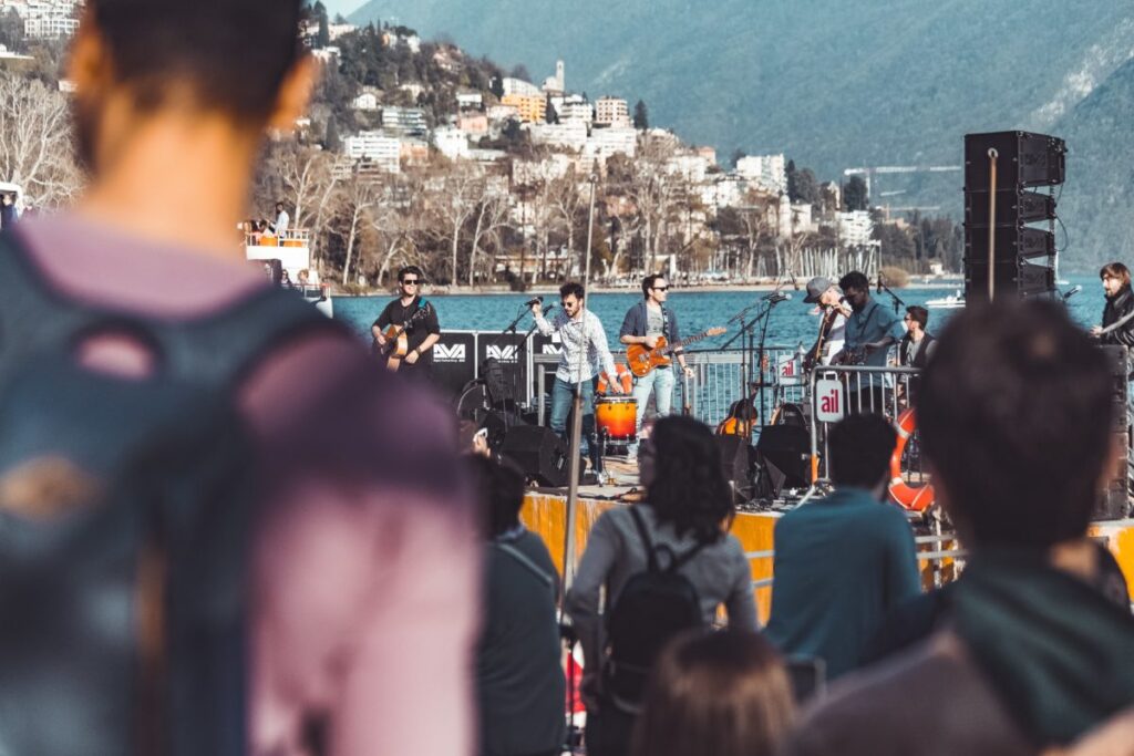 banda tocando ao ar livre em evento realizado com fornecimento de energia a partir de um gerador para eventos