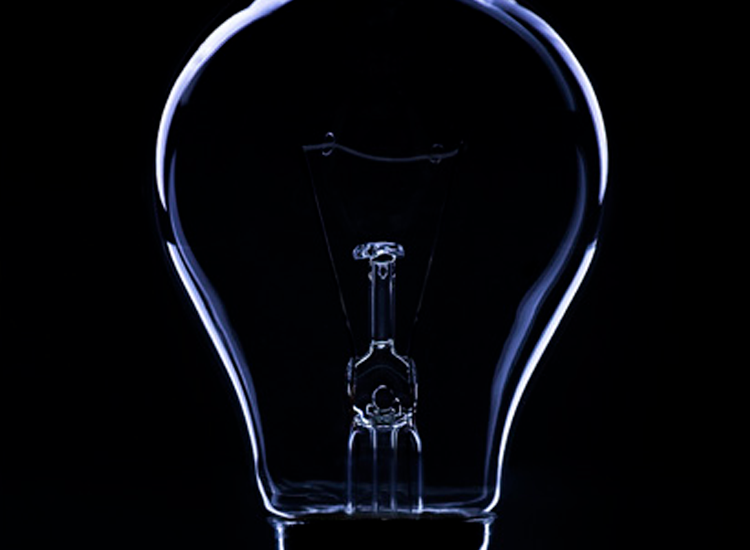 lâmpada apagada com fundo escuro representa a falta de energia elétrica